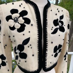 Details! This cropped jacket is a statement piece!